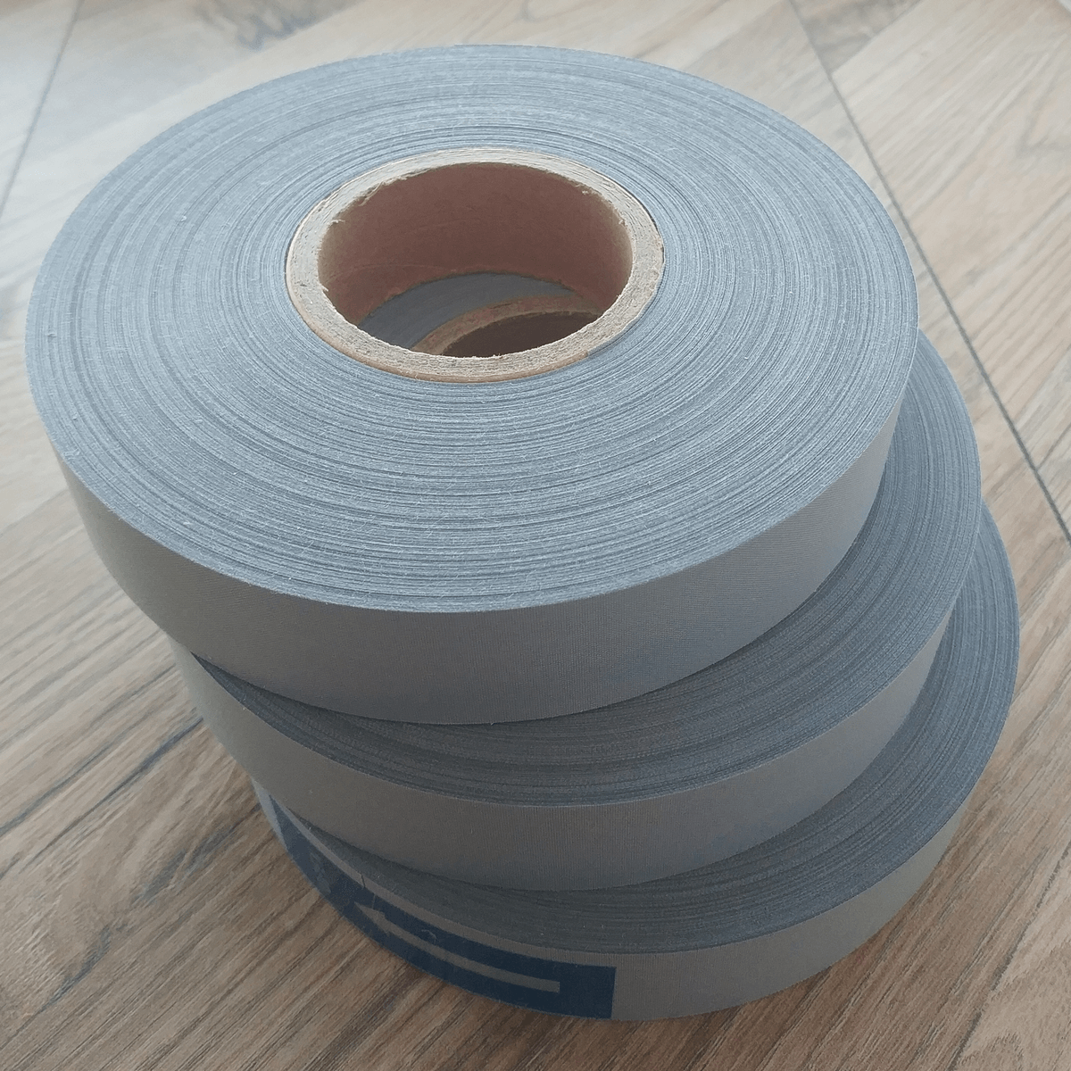 svetootragaucha strichka 25 1 Светоотражающая полоса шириной 2.5 см изображение